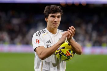 Real Madrid ke puncak klasemen setelah bekuk Sociedad 4-1