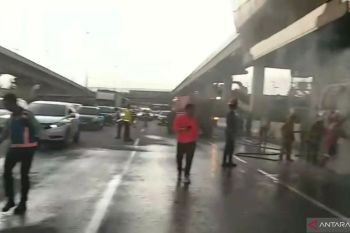 Petugas JTT respons cepat insiden km 6 tol Jakarta-Cikampek