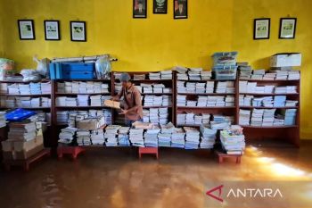 Hari pertama masuk sekolah SDN Pamarican 2 Serang terendam banjir
