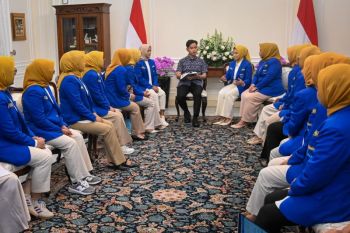 Wapres Gibran merangkul perempuan muda KOPRI