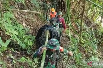 Prajurit TNI dan petugas PLN jalan kaki tiga hari pikul genset ke lokasi bencana di Aceh