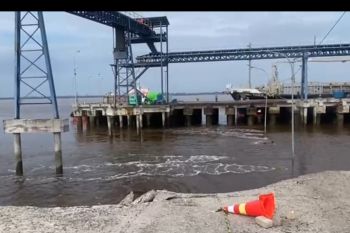 Jalan penghubung di Pelabuhan Tanjung Buton Siak roboh, satu mobil tercebur ke laut