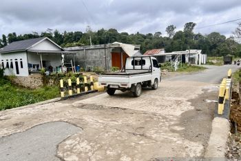Satu bulan setelah dibuka, oprit jembatan di Batu Piring sudah rusak