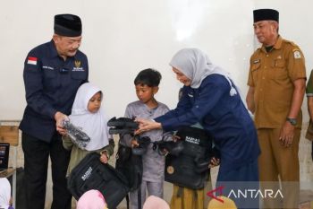 Baznas distributes 20,000 school kit packages to flood-hit Sumatra