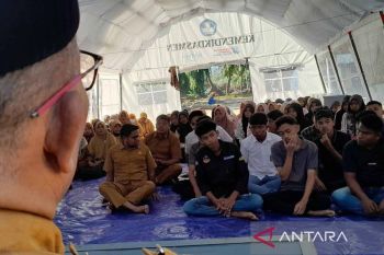 Pelajar SMA di Pidie Jaya belajar di tenda