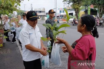 KPH Madiun bagikan ratusan bibit tanaman, ajak warga tanam pohon