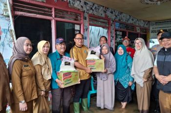 PKK Banjarbaru temui korban banjir di Kampung Iwak