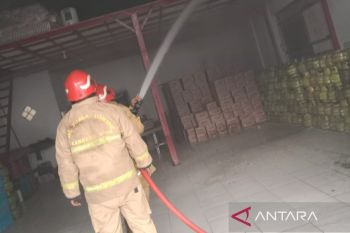 Damkar Bogor padamkan kebakaran gudang di Cileungsi