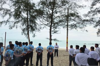 Danlanal Babel pimpin olahraga bersama prajurit Lanal Babel dan KRI Todak-631