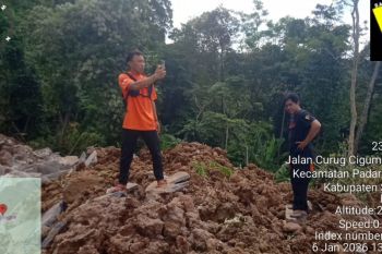 Khawatir longsor susulan, warga Padarincang Serang mengungsi