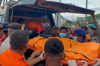 Tim SAR kembali menemukan satu jasad di dalam bangkai kapal