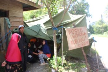 Menjadi daerah asal longsor Maninjau, 54 warga mengungsi di pinggir jalan Kelok 42
