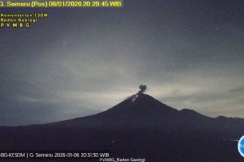 Gunung Semeru kembali erupsi disertai letusan setinggi 800 meter dan lava pijar