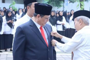 Rektor UIN Walisongo serahkan Satyalencana Karya Satya pada upacara HAB Kemenag ke-80