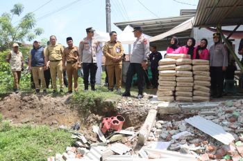 Puluhan warga di Carenang Tangerang terdampak bencana longsor