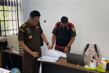 Kejati Kalteng geledah dua tempat kembangkan kasus korupsi zirkon