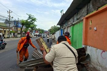 Satpol PP Semarang bongkar lapak PKL di atas saluran air Gajah Raya