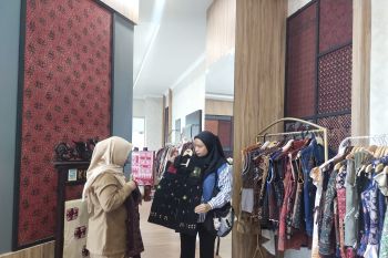 Galeri UMKM Siginjai Dekranasda Kota permudah akses produk batik lokal