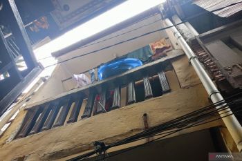 Balita jatuh dari lantai dua rumah saat orang tua jemput kakak