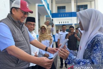 Irman Gusman salurkan PIP Rp1,2 miliar untuk 2.008 siswa SD hingga SMK di Sumbar