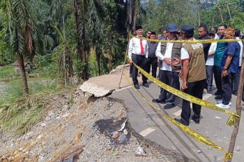 Tinjau jalan terdampak bencana di Talu, Mahyeldi menilai pengalihan jalur yang lebih aman