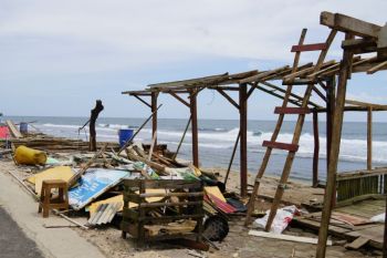 Pemkab Gunungkidul bongkar lapak tepi pantai sesuai kesepakatan