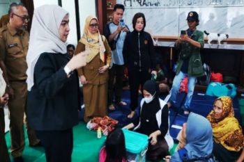 Wali Kota Banjarbaru serahkan bantuan kepada warga terdampak banjir