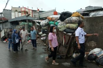 Petugas sampah di Jelambar Jakbar diimbau tak tinggalkan gerobak di TPS Kembar