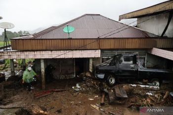 Unand utus 400 mahasiswa mendata rumah rusak akibat bencana Sumbar