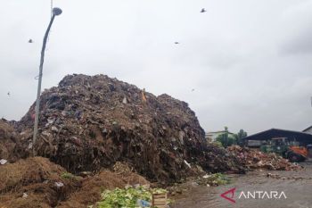Warga keluhkan bau tak sedap dari tumpukan sampah di Pasar Kramat Jati