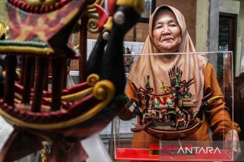 Produksi kerajinan getah nyatu di Palangka Raya