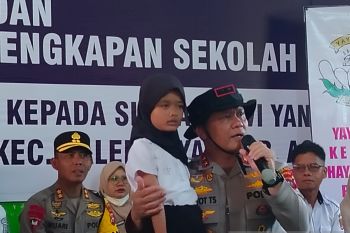 Polda Sumbar serahkan ratusan paket kelengkapan sekolah bagi pelajar terdampak bencana di Agam