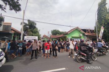 Polisi terjunkan puluhan personel amankan aksi unjuk rasa pedagang Pasar Bitingan