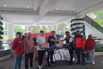 Telkomsel serahkan bantuan untuk korban banjir di Pulau Siau