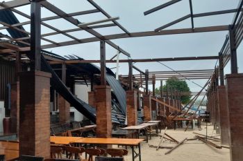 Ada enam kafe di Jimbaran Bali rusak diterjang angin kencang