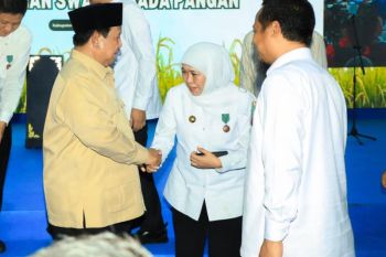 Khofifah terima Satyalancana Wira Karya dari Presiden Prabowo