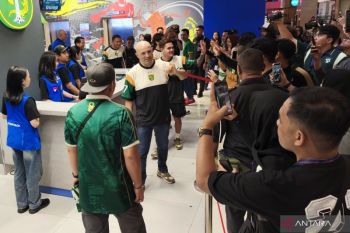 Pelatih Persebaya belum bisa turunkan pemain asing barunya