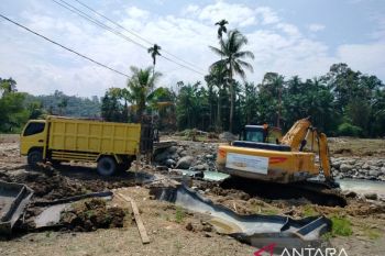 Pemkab Agam kesulitan dapatkan BBM alat berat bersihkan material dampak bencana