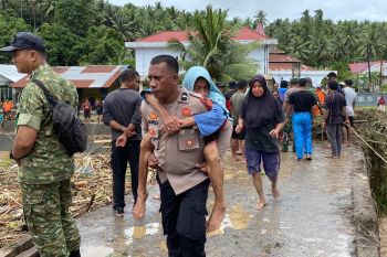 Polisi gerak cepat bantu evakuasi warga korban banjir Halmahera Barat