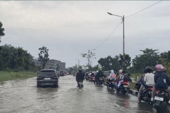 Banjir di Jalan Sudirman Ujung, Pemko Pekanbaru dirikan tenda penampungan warga terdampak