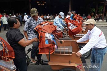 Ratusan pengemudi becak lansia dilatih mengendarai becak listrik bantuan presiden