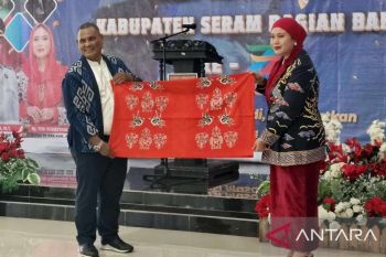 Kemenkum Maluku terbitkan sertifikat hak cipta batik khas Seram Barat