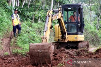 Pemkab Temanggung bangun jalan darurat bagi warga terdampak longsor