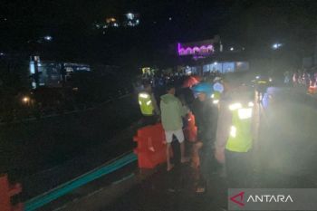 Jembatan akses ke Wisata Colo Kudus longsor
