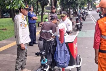 Satpol PP Jaksel tertibkan pedagang kaki lima di Jalan Suryo