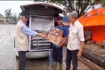 Wartawan salurkan bantuan dari Inggris untuk korban terdampak di Aceh Tamiang