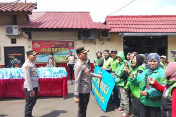 Perkuat kepedulian, Polres Metro Tangerang salurkan sembako ke ojol