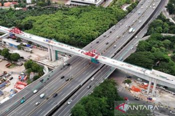 Perlintasan LRT Jakarta di atas Tol Wiyoto Wiyono telah tersambung