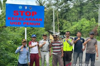 Sat Lantas Polres Dompu pasang papan imbauan di titik rawan kecelakaan
