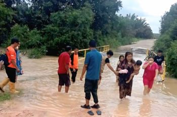 Akses jalan Desa Gemawang Muara Enim tertutup akibat banjir